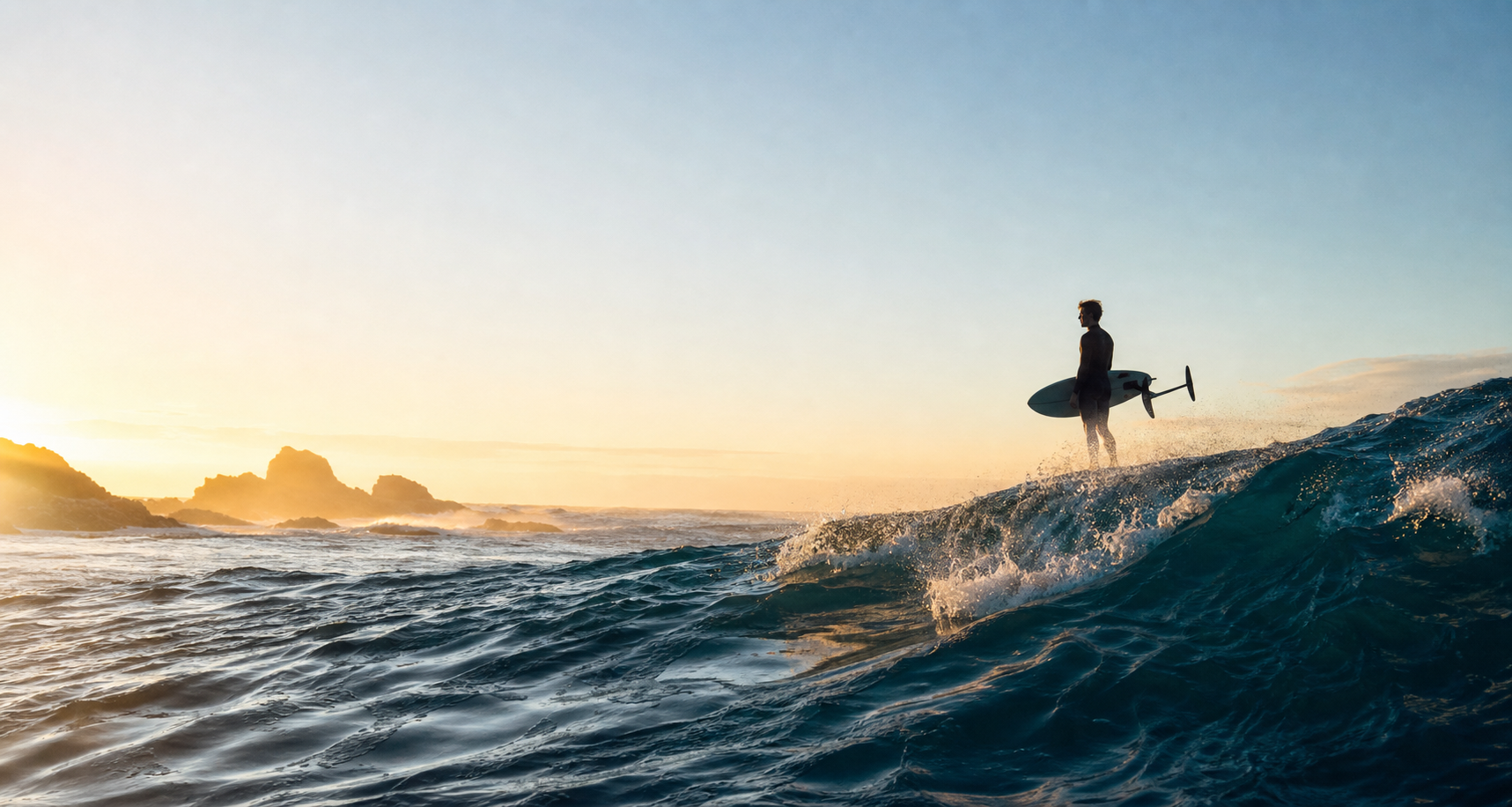 Silhouette de rider face a l'ocean au lever du soleil